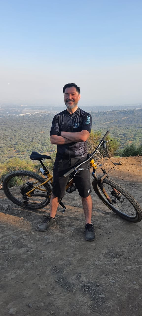 Rodrigo Videla en bicicleta en el Parque Panul